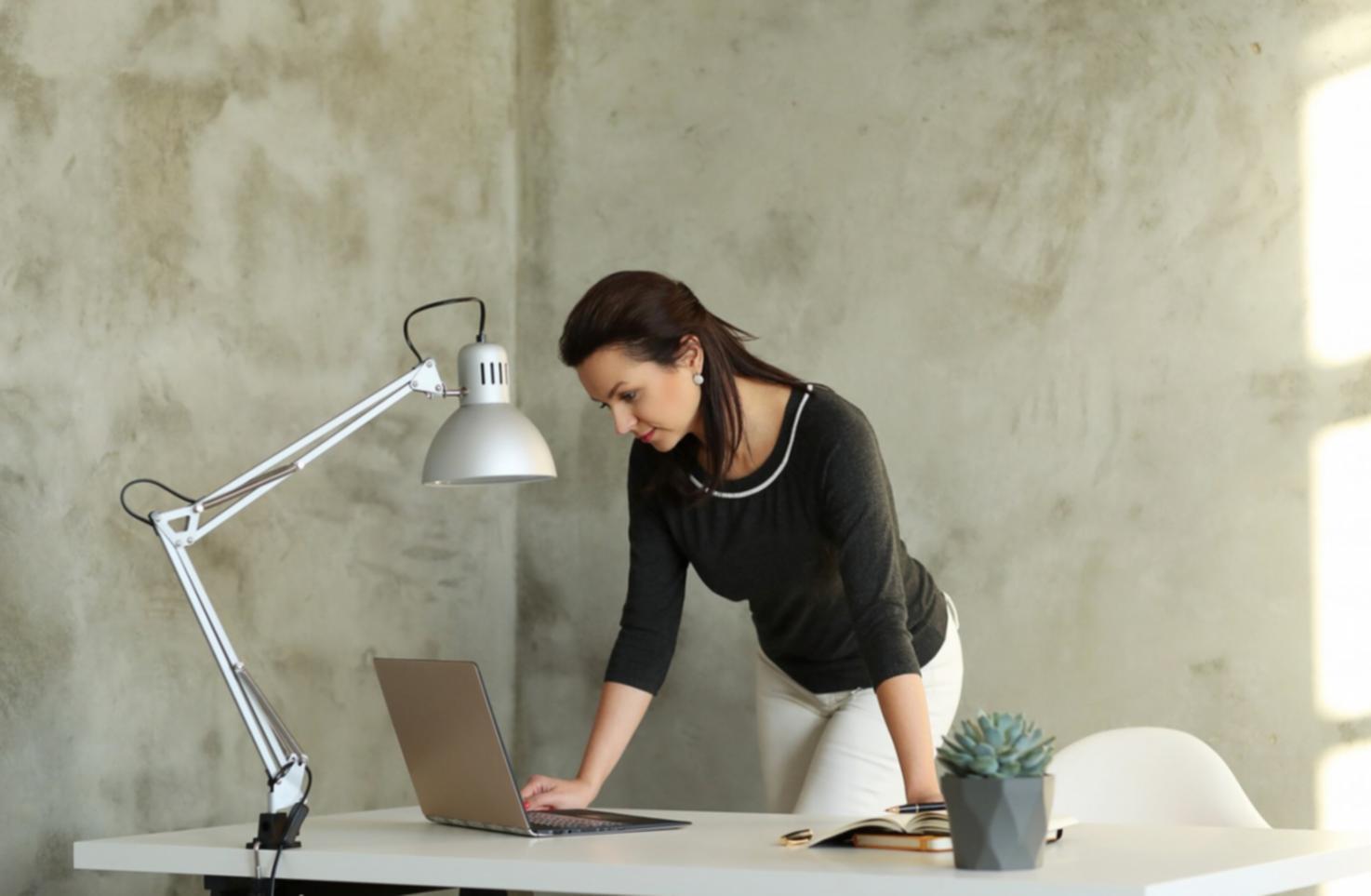 Apprenants travaillant sur des exercices de budget avec des graphiques et tableurs