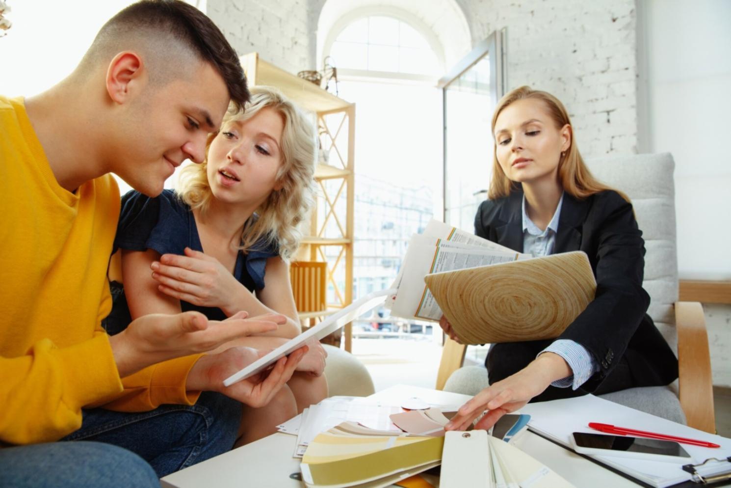 Groupe de personnes travaillant ensemble sur des projets financiers