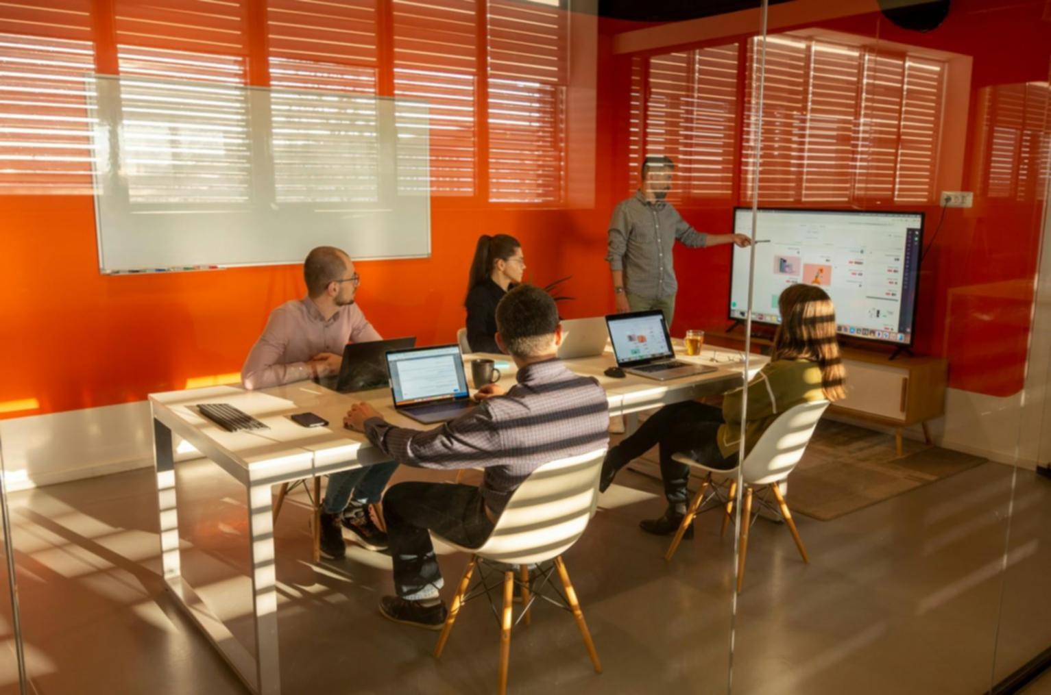Espace de travail avec documents financiers et outils de planification budgétaire